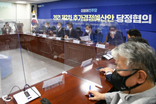 더불어민주당 윤호중 원내대표(왼쪽 세번째)가 29일 국회 의원회관에서 열린 2021 제2차 추가경정예산안 당정협의에 참석해 발언하고 있다. 연합뉴스